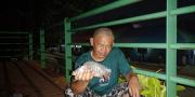 Masyarakat Babakan Tangerang Berebut Jaring Ikan Mabuk di Sungai Cisadane