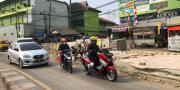 Awas Macet, Ruas Jalan di Cikupa Kabupaten Tangerang Sedang Diperbaiki