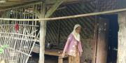 Seorang Nenek di Cisoka Tangerang yang Tinggal di Gubuk Bambu Dapat Bantuan