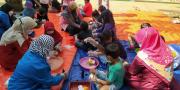 PKM Mahasiswa Unpam Ajari Anak-anak TK Belajar Bikin Batik Celup Ikat
