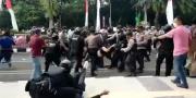 Polisi Banting Mahasiswa Demo Pemkab Tangerang 