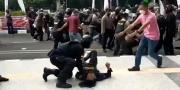 Polisi Sangkal Mahasiswa yang Dibanting saat Demo Kondisinya Memburuk
