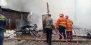 Bangli Terbakar di Kavling DPR Tangerang Rongsokan Pengepul Tak Berizin