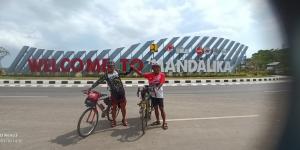 Dua Buruh Gowes dari Tangerang ke Mandalika, Tempuh 1.300 Km