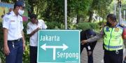 Bantu Pemudik, Dishub Kota Tangerang Pasang Rambu Petunjuk Jalan 