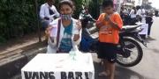 Jasa Tukar Uang Baru Bermunculan di Jalan Hasyim Azhari Ciledug Tangerang 