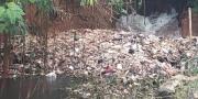 Warga Keluhkan Tumpukan Sampah di Kali Kawasan Ciputat Tangsel 