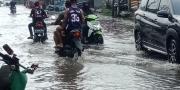 Diguyur Hujan, Sejumlah Titik Kota Tangerang Tergenang Berdampak Kemacetan