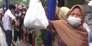 Warga Pra Sejahtera Kota Tangerang Serbu 4.000 Paket Sembako Murah Kementerian BUMN