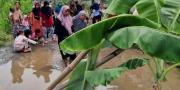 Segera Diperbaiki, Pemkab Minta Emak-emak Blokir Jalan Rusak Sindang Jaya Tangerang Sabar