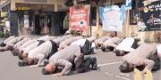 Minta Maaf Atas Tragedi Kanjuruhan, Polisi di Malang Sujud Massal