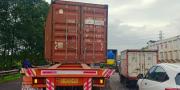 2 Truk Kecelakaan, Boks Kontainer Lepas hingga Terguling di Tol Tangerang-Merak