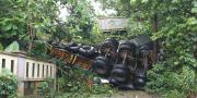 Hindari Kendaraan, Truk Kontainer Terguling di Balaraja Tangerang