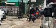 Trotoar Pejalan Kaki di Tangerang Diterobos Pengendara Motor, Awas Bisa Kena Pasal Ini