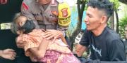 Miris, Lansia Diduga Dibuang Anaknya di Pinggir Jalan Jatiuwung Tangerang