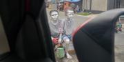 Miris, Bocah Dicat Silver Diduga Bersama Ibunya Ngemis di Lampu Merah Citra Raya Tangerang