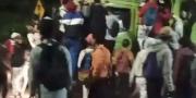 Meresahkan, Gerombolan Remaja Nekat Nge-BM Truk di Neglasari Tangerang