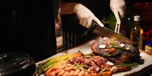 Rasakan Sensasi Makan Steak Dry Aged 60 Hari di JHL Solitaire Gading Serpong