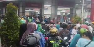 Viral Tiktokers Asal Tangerang Bagi-bagi BBM Gratis di SPBU, Malah Bikin Macet