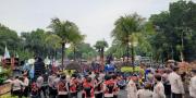 Cuma Naik Rp75 ribu, Buruh Kabupaten Tangerang Demo Tuntut UMK 2024 Lebih Layak