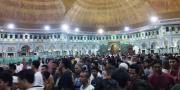 Masjid Raya Al A'zhom Tangerang Dipadati Pengunjung Liburan Tahun Baru 2024