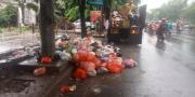 Diguyur Hujan Seharian, Sampah-sampah di Jalan Kota Tangerang Mulai Menumpuk