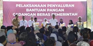 Dihadiri Jokowi, Pos Indonesia Salurkan Bantuan Beras untuk 97.100 Warga Jateng 