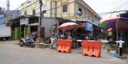 Akses Masuk Pasar Anyar Tangerang Dijaga Ketat Polisi dan TNI