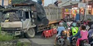 Diduga Rem Blong, Truk Muatan 20 Ton Terperosok di Pasar Serpong Tangsel