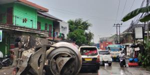 Diduga Rem Blong, Truk Molen Terguling Timpa Angkot di Jalan Raya Legok-Karawaci Tangerang