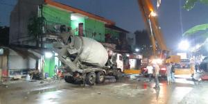 Evakuasi Truk Molen Terguling di Kelapa Dua Tangerang, Petugas Terjunkan Crane