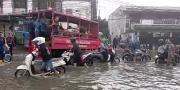 Banjir Rendam Jalan di Puri Beta Ciledug, Warga Mau Nyoblos Diangkut Mobil BPBD