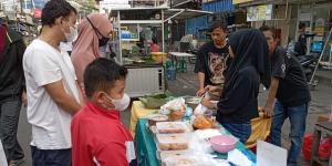 Warga Berburu Takjil di Pasar Lama Tangerang, Gorengan Paling Diincar