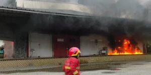 Diduga Korsleting Listrik, Gudang Perusahaan Logistik di Neglasari Tangerang Terbakar