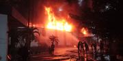 16 Armada BPBD Padamkan Kebakaran Gudang Logistik di Tangerang, 1 Petugas Kena Percikan Ledakan