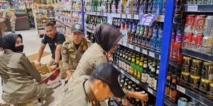 Jual Miras saat Ramadan, 2.533 Botol Disita dari Supermarket Duta Buah Segar Alam Sutera