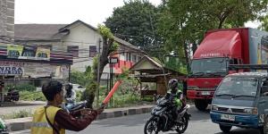 Kabel Menjuntai di Jalan Teuku Umar Kota Tangerang, Pengendara Khawatir Terjerat