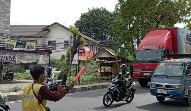 Kabel Menjuntai di Jalan Teuku Umar Kota Tangerang, Pengendara Khawatir Terjerat