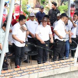May Day, Pj Gubernur Banten Mancing Bareng Buruh di Tangsel