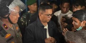 Lagi Hujan Deras, Andra Soni Bareng Kapolda Banten Turun Temui Massa Aksi di Serang 