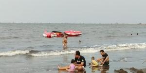 Wisatawan Padati Pantai Tanjung Pasir saat Libur Maulid Nabi