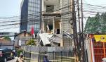 Bangunan depan gedung terlihat porak poranda akibat ledakan dahsyat
