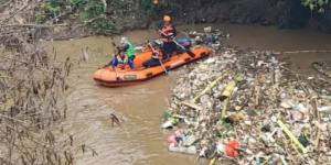 Tim SAR Cari Pria yang Tenggelam di Kali Angke Usai Terpeleset saat Lagi Jalan di Flyover Green Lake