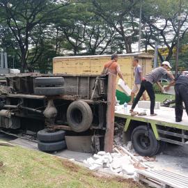 Diduga Sopir Ngantuk, Truk Bermuatan Hebel Terguling di Serpong Tangsel