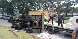 Diduga Sopir Ngantuk, Truk Bermuatan Hebel Terguling di Serpong Tangsel