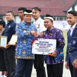 Semangat Sumpah Pemuda, Bupati Maesyal Serahkan Beasiswa Gratis ke Kairo Mesir