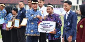 Semangat Sumpah Pemuda, Bupati Maesyal Serahkan Beasiswa Gratis ke Kairo Mesir