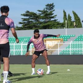 Tantangan Berat! Carlos Pena Akui Kualitas Pemain Asing Bhayangkara, Minta Persita All Out