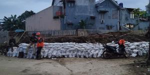 Tanggul Jebol di Pondok Aren Ditutup Karung Pasir